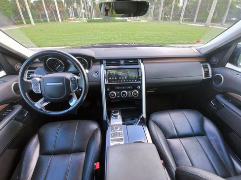 Used 2017 Land Rover Discovery HSE image 17