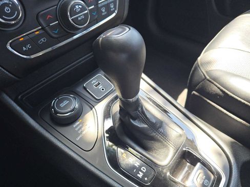 Used 2022 Jeep Cherokee Limited AWD/4WD image 37