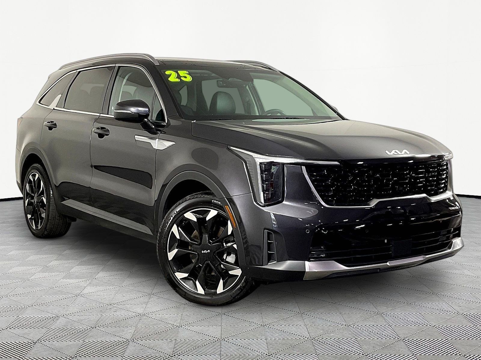 Certified 2025 Kia Sorento EX w/ Panoramic Sunroof Package FWD image 3