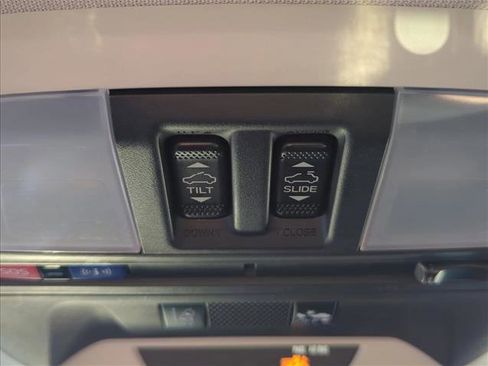 Used 2021 Subaru Crosstrek 2.0i Premium w/ Moonroof Package image 19