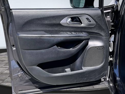 Used 2021 Chrysler Pacifica Limited w/ Uconnect Theater Family Group FWD image 11