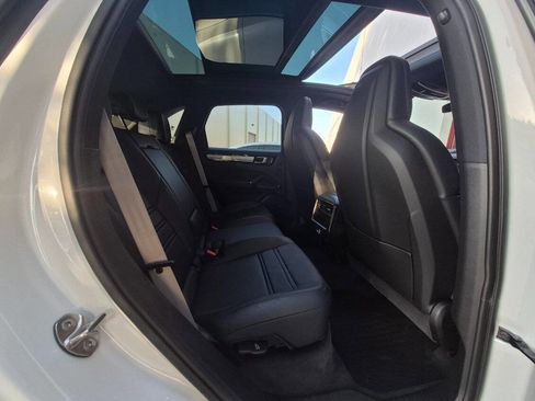Used 2022 Porsche Cayenne Platinum Edition image 28