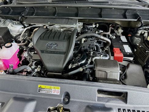 Used 2024 Toyota Highlander XLE image 31