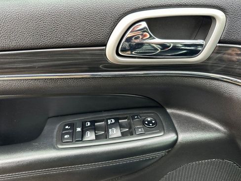 Used 2019 Jeep Grand Cherokee Limited image 12