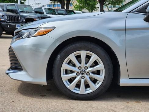 Used 2019 Toyota Camry LE image 9