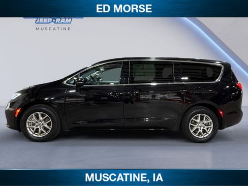 Used 2024 Chrysler Pacifica Touring-L image 2