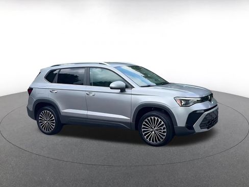 Used 2026 Volkswagen Taos SE FWD image 2