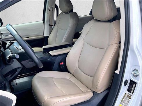 Used 2024 Toyota Sienna XLE FWD image 27