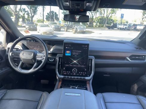 Used 2025 GMC Yukon XL Denali AWD/4WD image 12