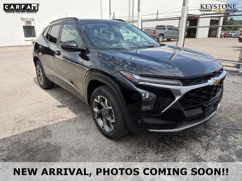 Used 2025 Chevrolet Trax LT FWD image 1
