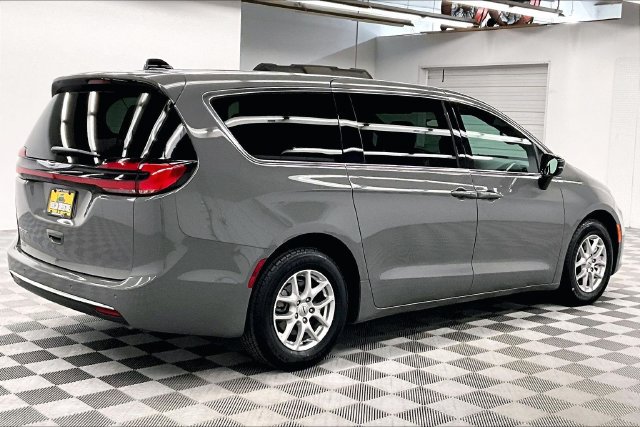 Used 2025 Chrysler Pacifica Select FWD image 13