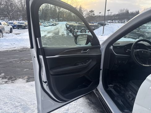 New 2026 Jeep Grand Cherokee Altitude image 15