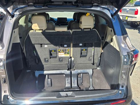 Used 2021 Toyota Sienna Limited image 16