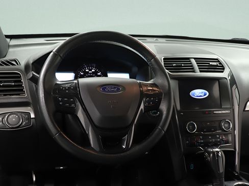 Used 2019 Ford Explorer XLT AWD/4WD image 9
