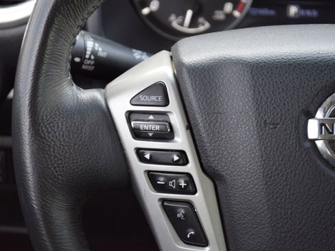 Used 2021 Nissan Titan SV w/ SV Convenience Package RWD image 9