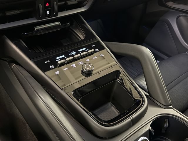 Certified 2025 Porsche Cayenne E-Hybrid w/ Premium Package Plus AWD/4WD image 26