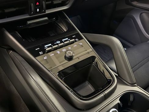 Certified 2025 Porsche Cayenne E-Hybrid w/ Premium Package Plus AWD/4WD image 26