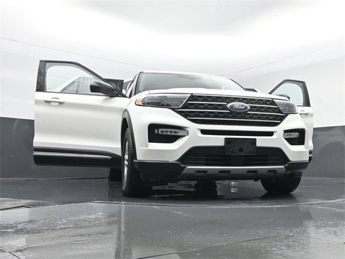 Used 2022 Ford Explorer XLT w/ Equipment Group 202A image 34