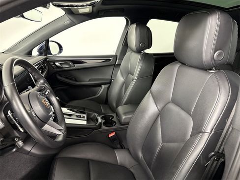Certified 2023 Porsche Macan image 5
