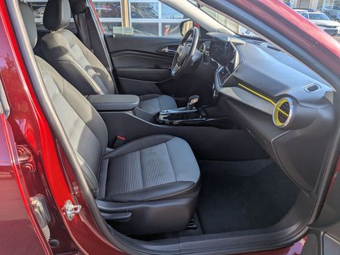 Used 2024 Chevrolet Trax LT w/ Driver Confidence Package FWD image 32