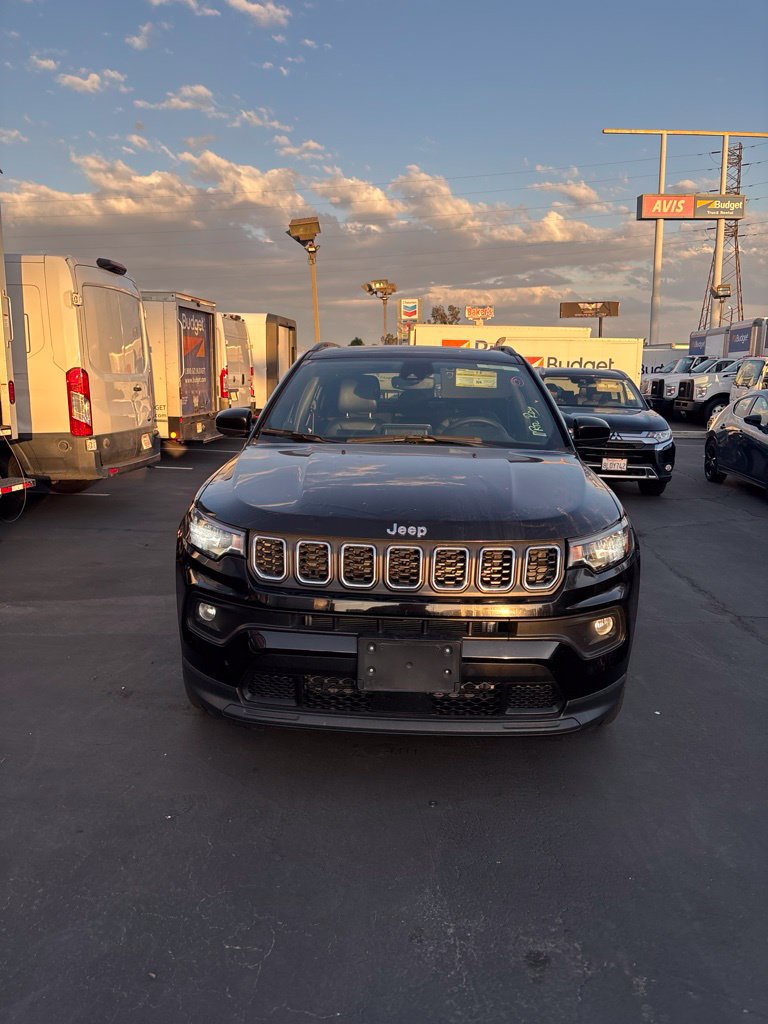Used 2025 Jeep Compass Latitude w/ Sun & Sound Group AWD/4WD image 2