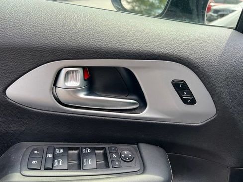 Used 2025 Chrysler Pacifica Limited FWD image 30