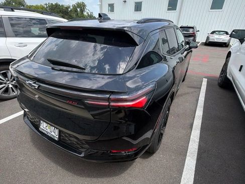 Used 2024 Chevrolet Equinox EV RS FWD image 3
