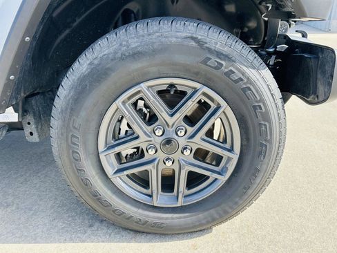 Used 2024 Jeep Gladiator Sport image 38