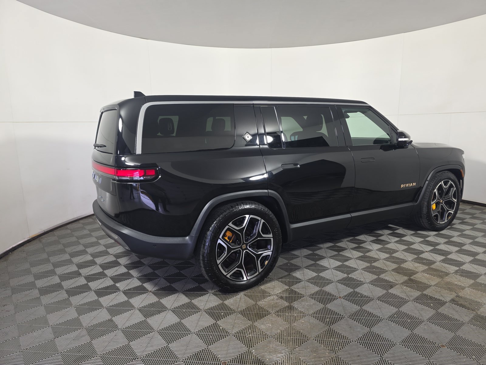 Used 2022 Rivian R1S Launch Edition Quad AWD/4WD image 5