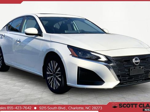Used 2023 Nissan Altima 2.5 SV w/ SV Premium Package image 1