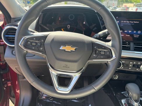 Used 2025 Chevrolet Trax LT w/ LT Convenience Package FWD image 27