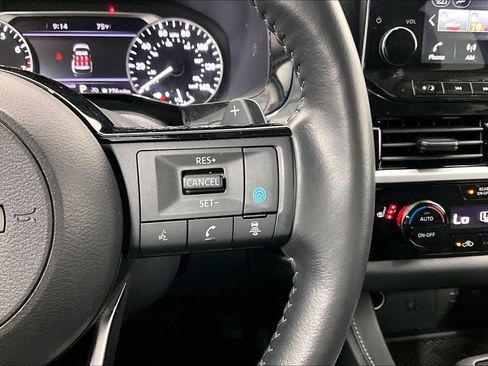 Used 2025 Nissan Pathfinder SL FWD image 25