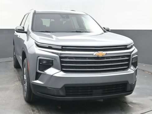 Used 2025 Chevrolet Traverse LT image 3
