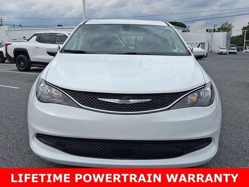 Used 2022 Chrysler Voyager LX image 2