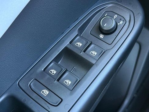 New 2026 Volkswagen Taos SE image 15