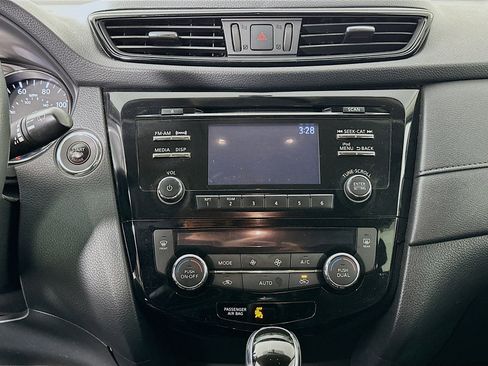 Used 2017 Nissan Rogue SV image 14