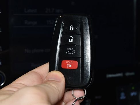 Used 2022 Toyota Highlander XLE AWD/4WD image 18