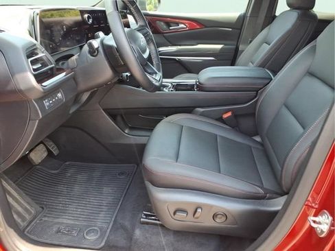 Used 2025 Chevrolet Traverse Z71 w/ Enhanced Driving Package AWD/4WD image 11