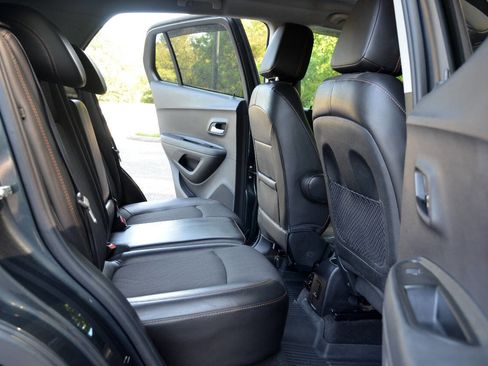 Used 2018 Chevrolet Trax LT w/ LT Convenience Package image 12