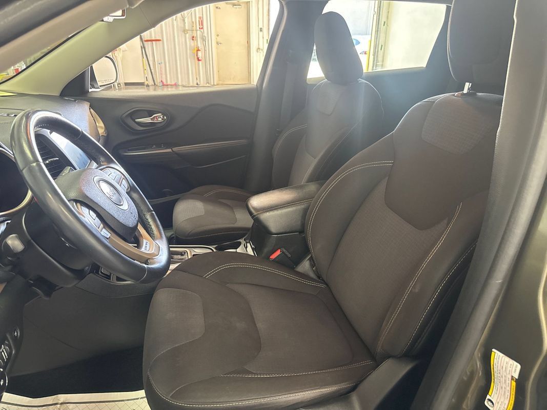 Used 2015 Jeep Cherokee Latitude AWD/4WD image 9