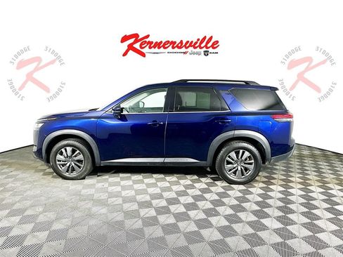 Used 2022 Nissan Pathfinder SV w/ SV Premium Package image 4