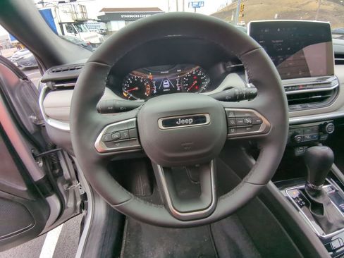 Used 2025 Jeep Compass Limited image 22