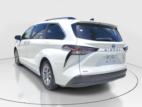 Certified 2025 Toyota Sienna XLE FWD image 4