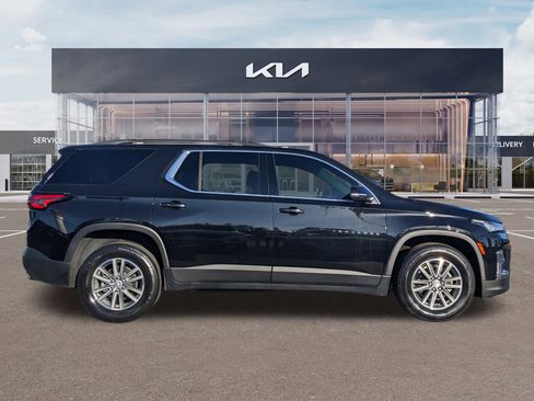 Used 2023 Chevrolet Traverse LT image 3