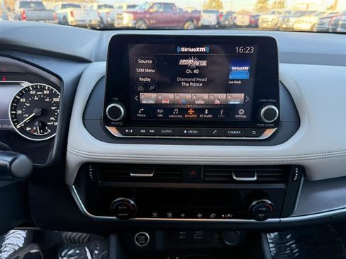 Used 2023 Nissan Rogue SV image 34