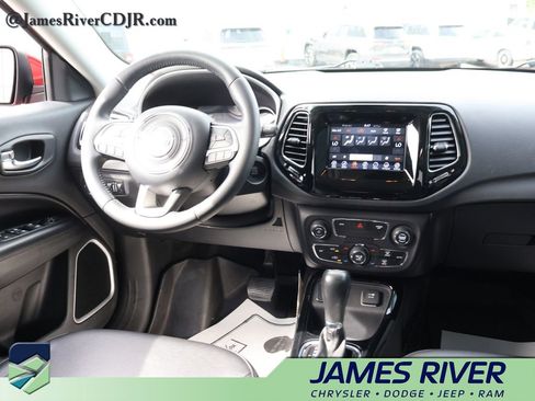 Used 2019 Jeep Compass Latitude FWD image 13