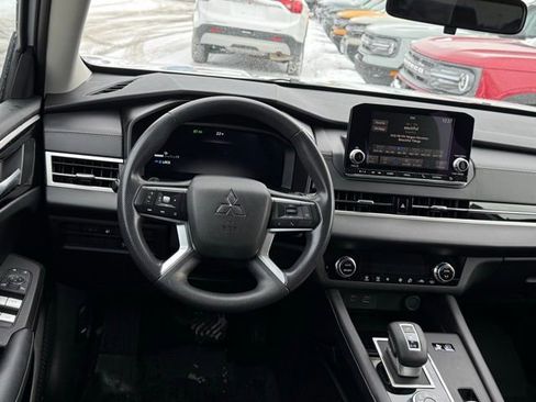 Used 2023 Mitsubishi Outlander ES image 7