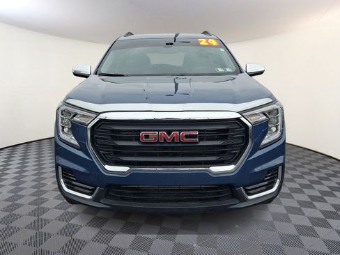 Used 2024 GMC Terrain SLE w/ Driver Convenience Package image 2