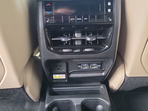 Used 2024 Jeep Grand Cherokee L Limited image 11