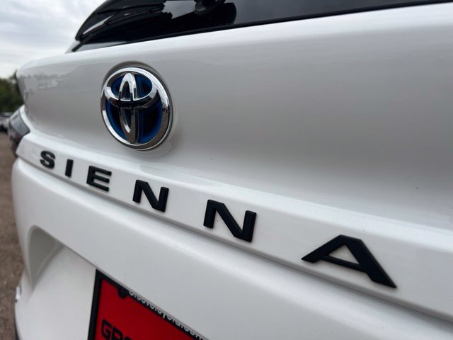 Used 2024 Toyota Sienna LE AWD/4WD image 11